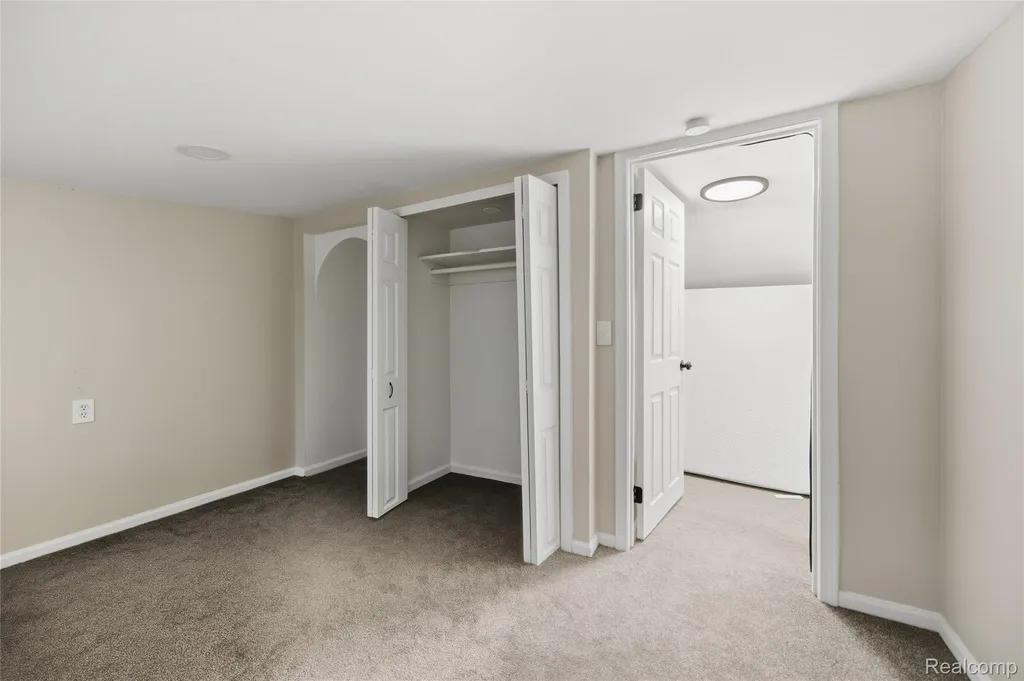 18811 Washtenaw Harper Woods City MI 48225