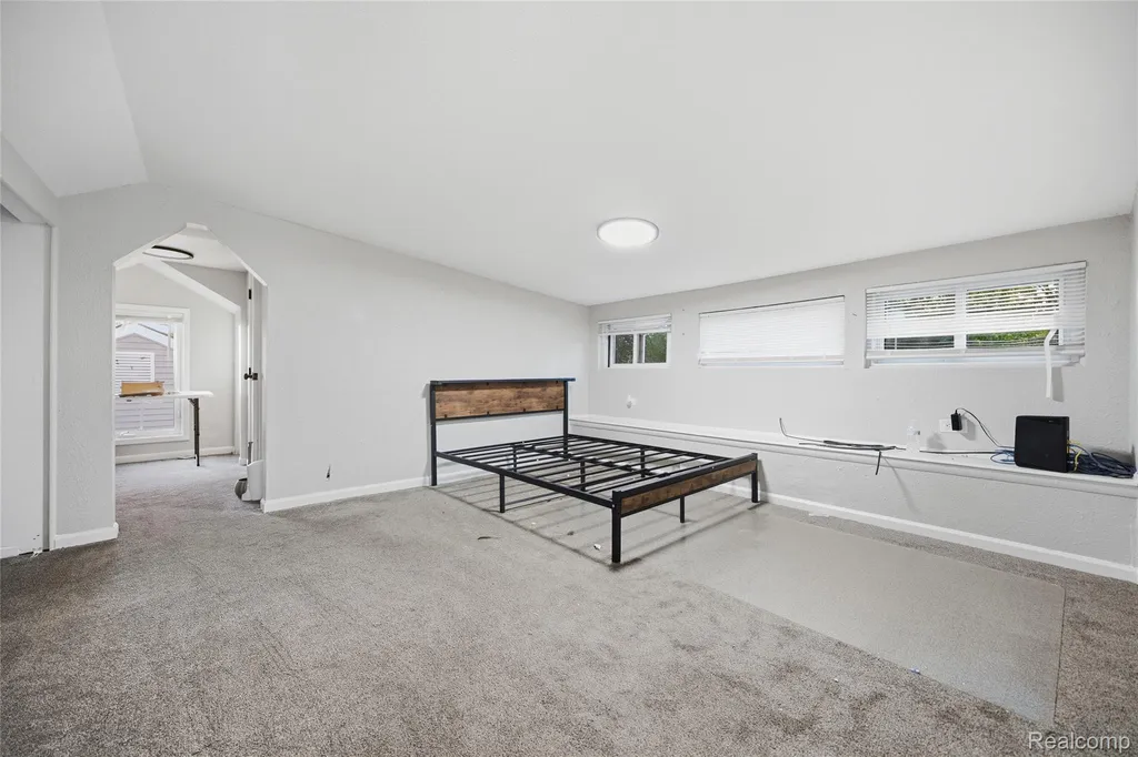 18811 Washtenaw Harper Woods City MI 48225