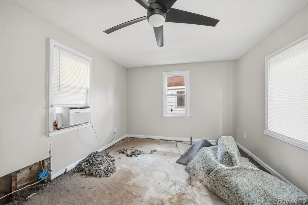 18811 Washtenaw Harper Woods City MI 48225