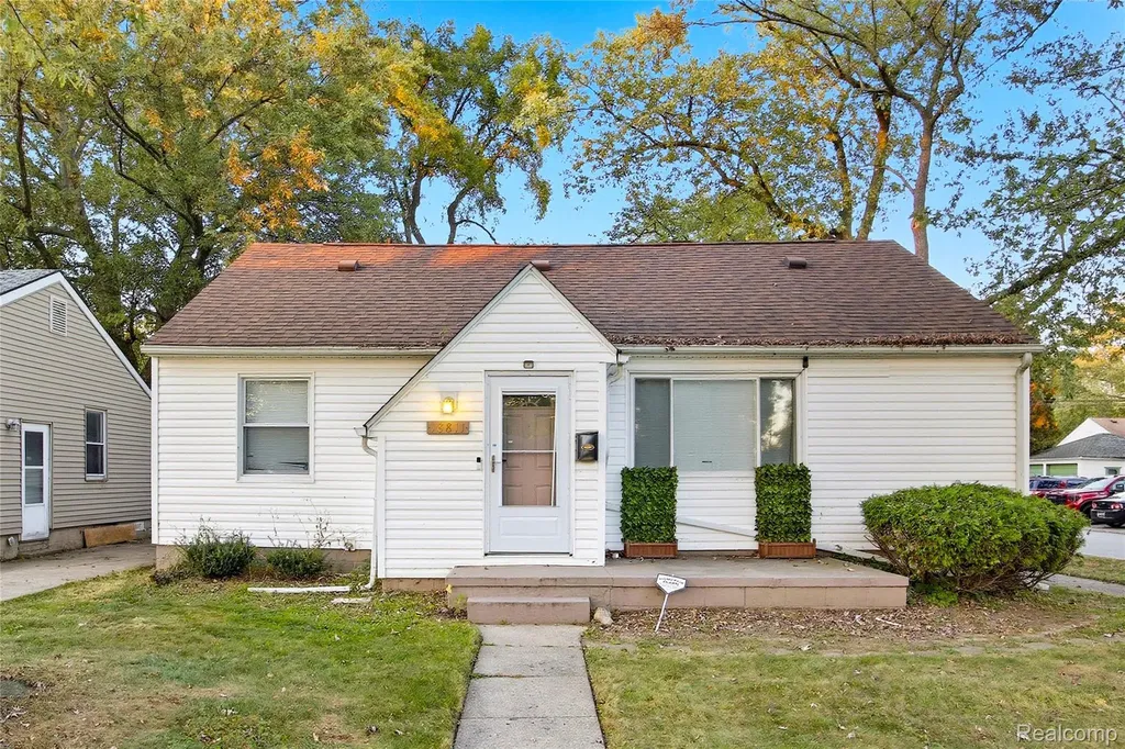 18811 Washtenaw Harper Woods City MI 48225