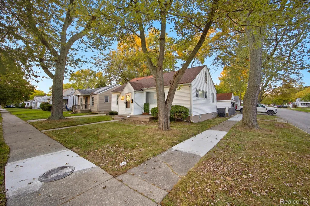 18811 Washtenaw Harper Woods City MI 48225