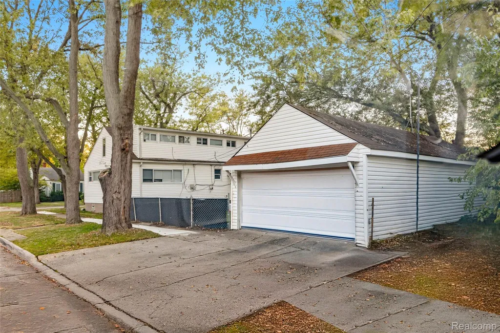 18811 Washtenaw Harper Woods City MI 48225