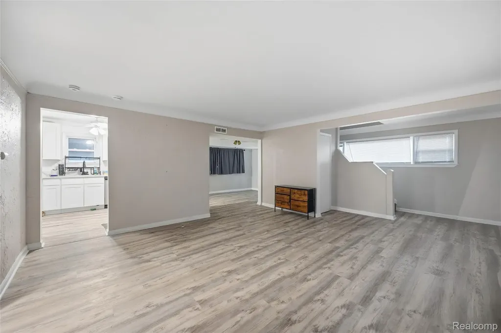 18811 Washtenaw Harper Woods City MI 48225
