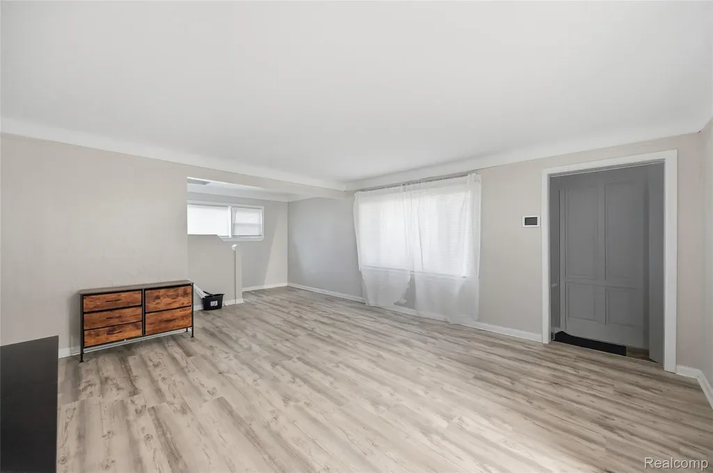 18811 Washtenaw Harper Woods City MI 48225