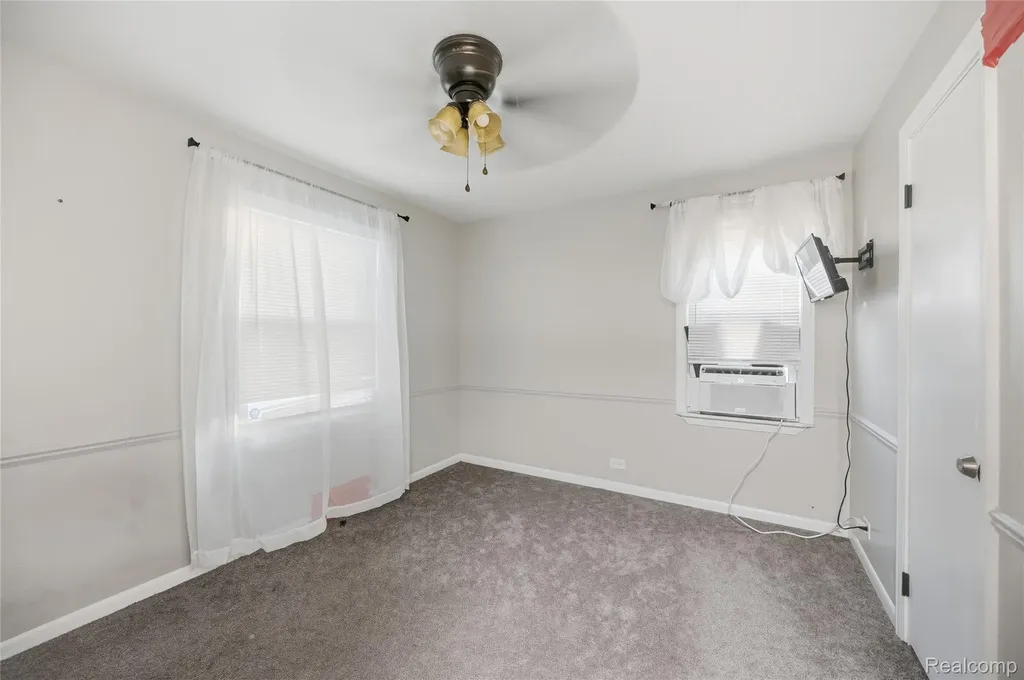 18811 Washtenaw Harper Woods City MI 48225