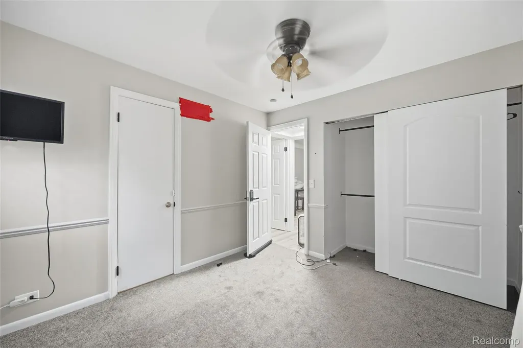 18811 Washtenaw Harper Woods City MI 48225