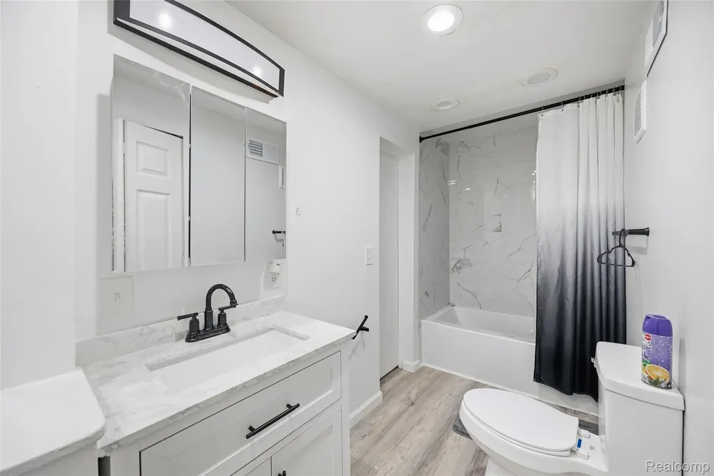 18811 Washtenaw Harper Woods City MI 48225