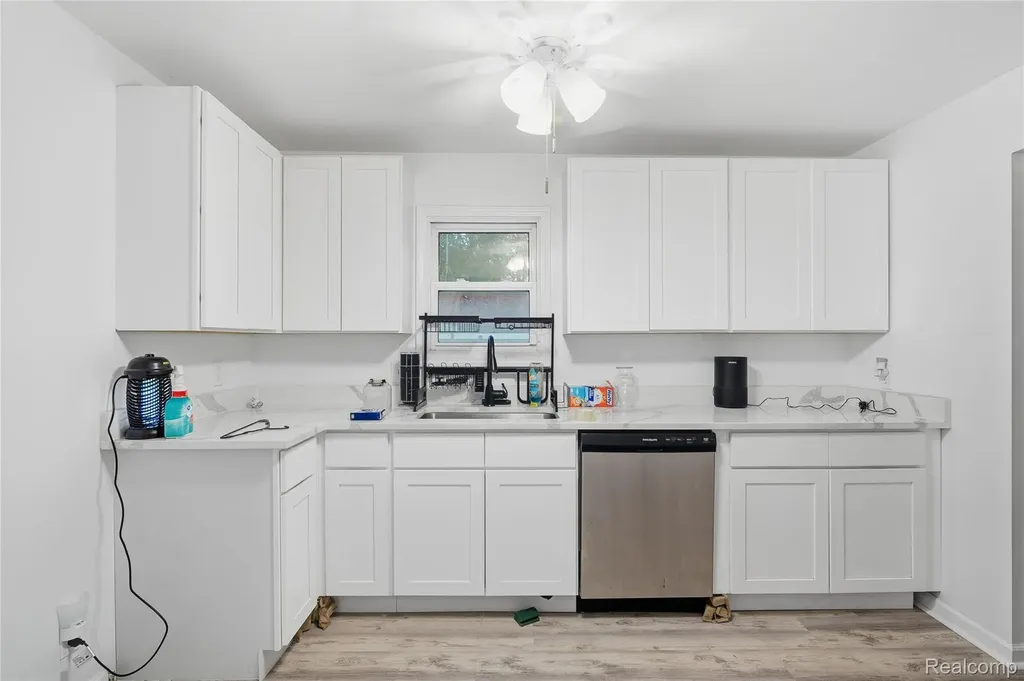 18811 Washtenaw Harper Woods City MI 48225