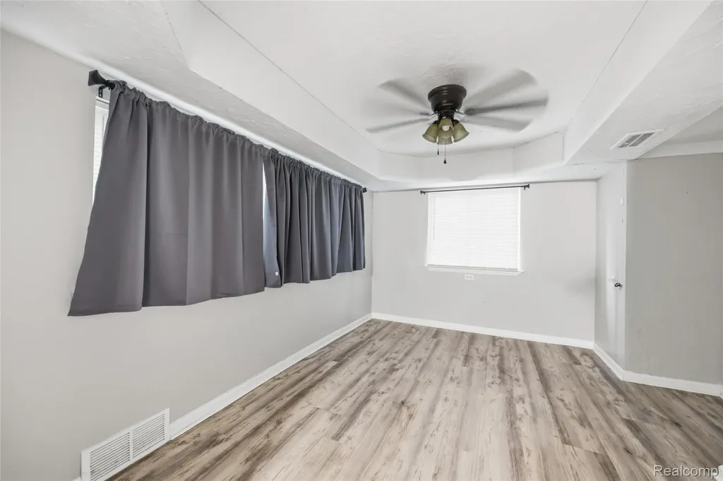 18811 Washtenaw Harper Woods City MI 48225