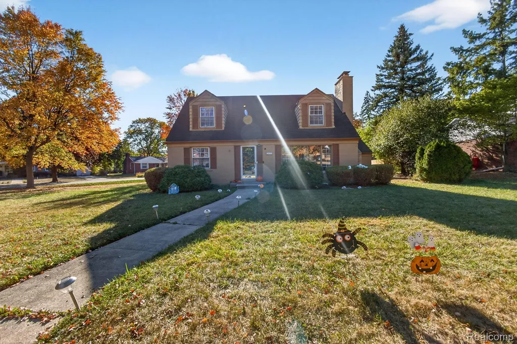 28025 Sunset Boulevard W Lathrup Village City MI 48076