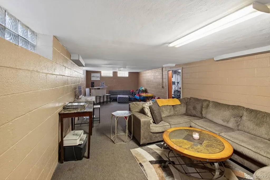 28025 Sunset Boulevard W Lathrup Village City MI 48076