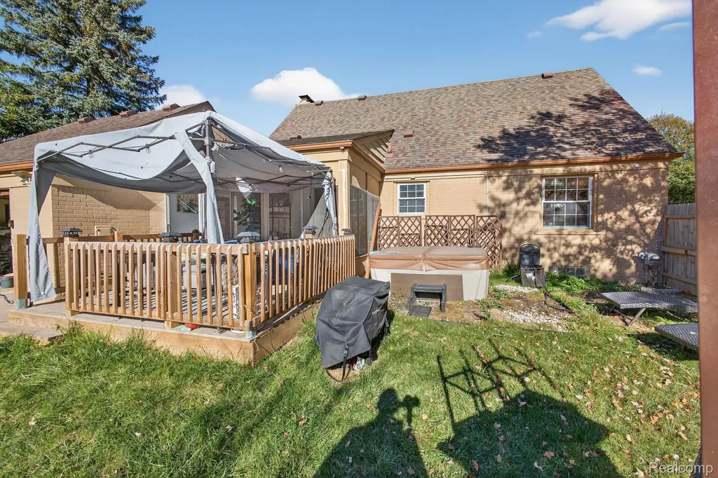 28025 Sunset Boulevard W Lathrup Village City MI 48076