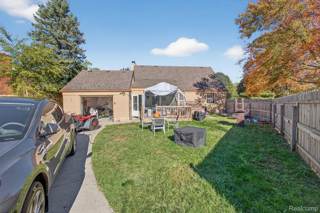 28025 Sunset Boulevard W Lathrup Village City MI 48076
