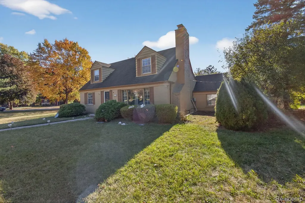 28025 Sunset Boulevard W Lathrup Village City MI 48076