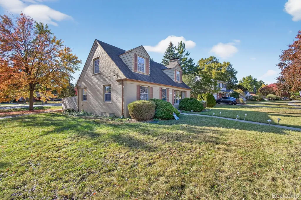 28025 Sunset Boulevard W Lathrup Village City MI 48076
