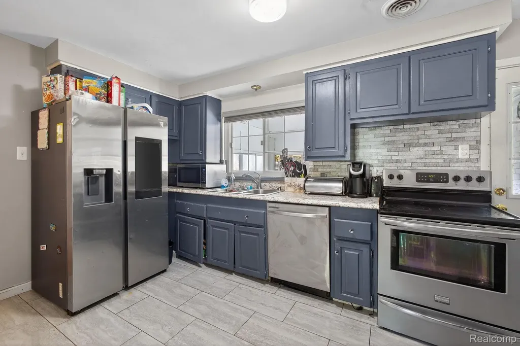 28025 Sunset Boulevard W Lathrup Village City MI 48076
