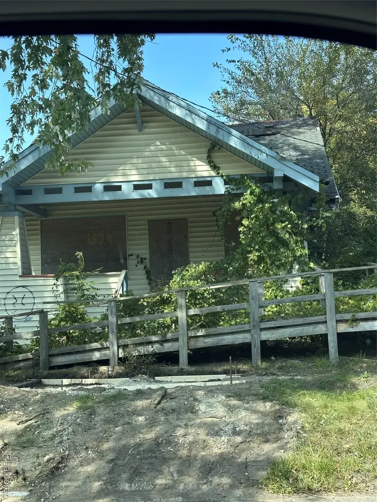 1629 New York Avenue Flint City MI 48506