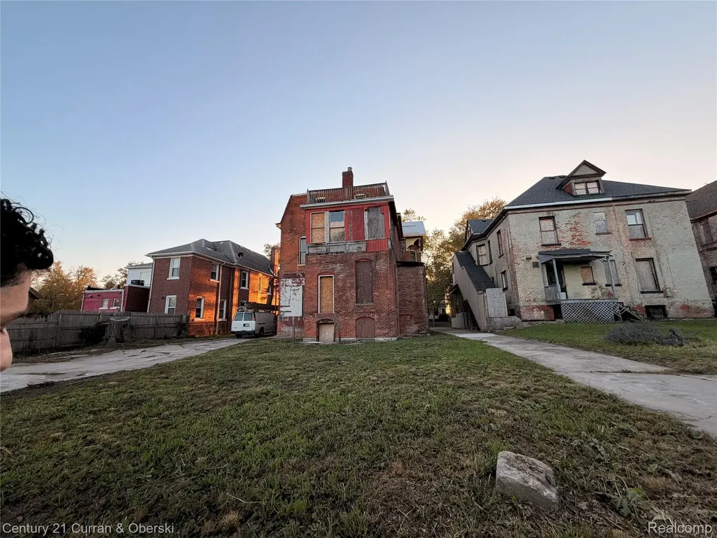 1564 Cadillac Boulevard Detroit City MI 48214