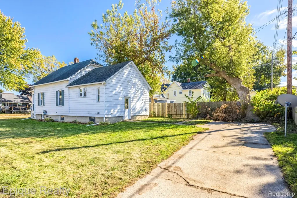 1433 Poplar Street Port Huron City MI 48060