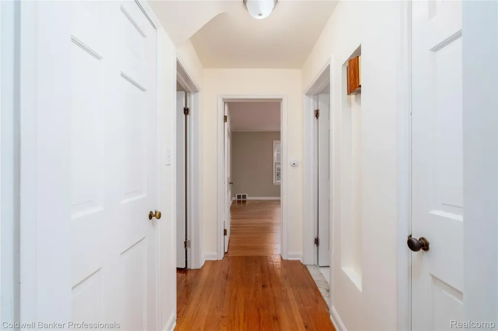 499 Sunningdale Drive Grosse Pointe Woods City MI 48236