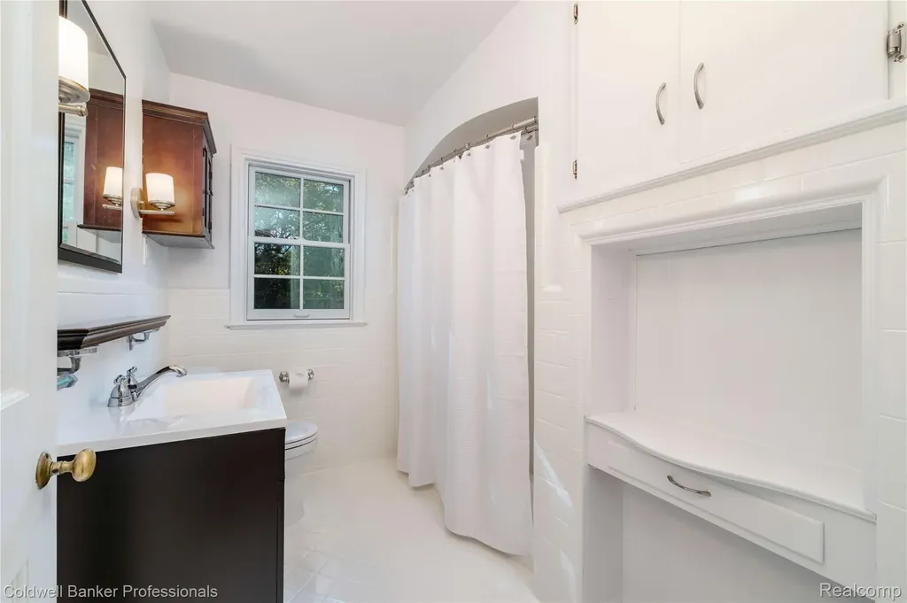 499 Sunningdale Drive Grosse Pointe Woods City MI 48236