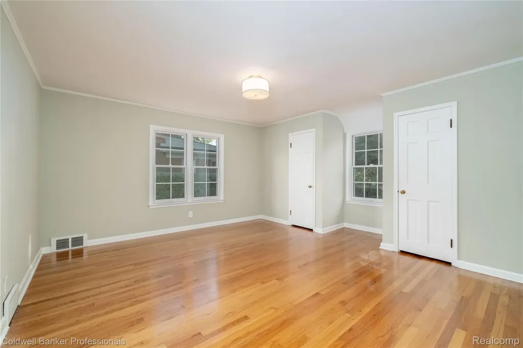 499 Sunningdale Drive Grosse Pointe Woods City MI 48236