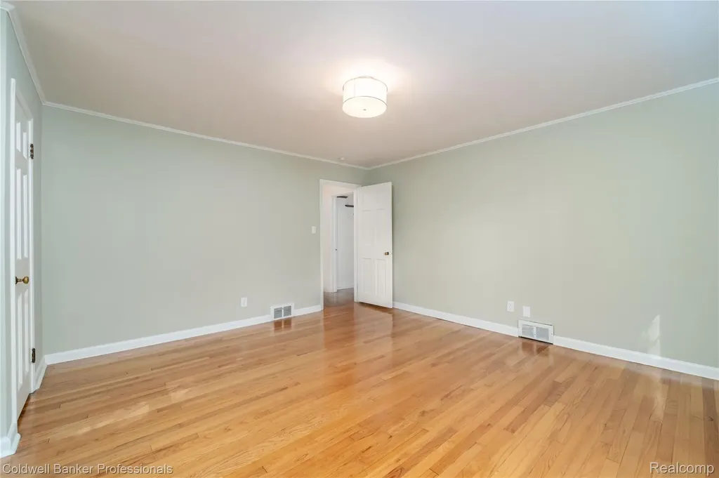 499 Sunningdale Drive Grosse Pointe Woods City MI 48236