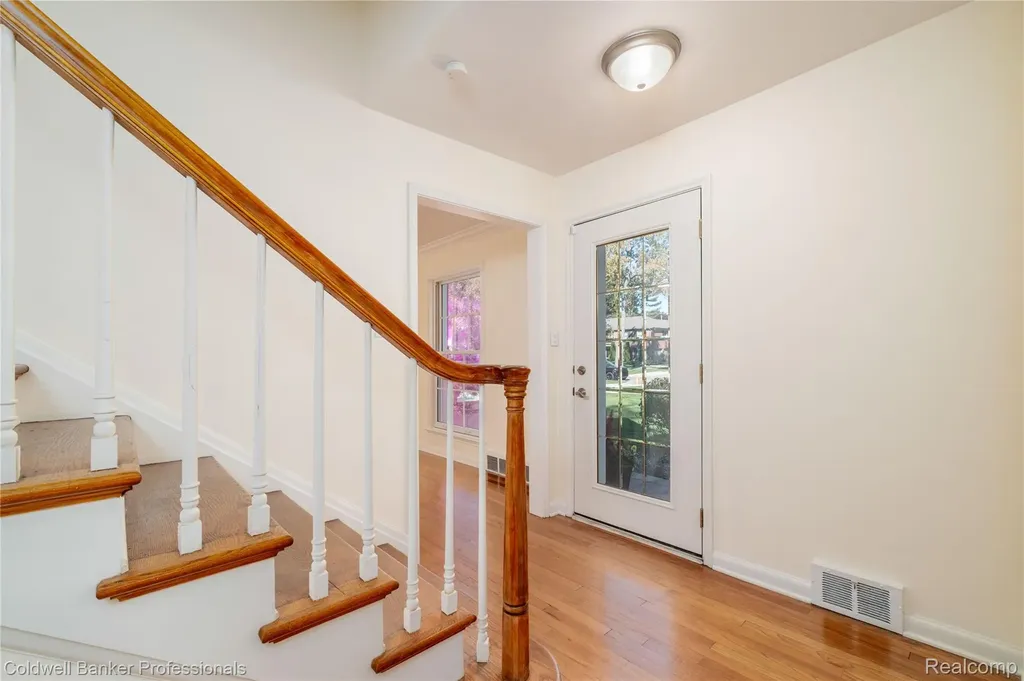 499 Sunningdale Drive Grosse Pointe Woods City MI 48236