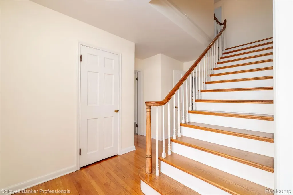499 Sunningdale Drive Grosse Pointe Woods City MI 48236