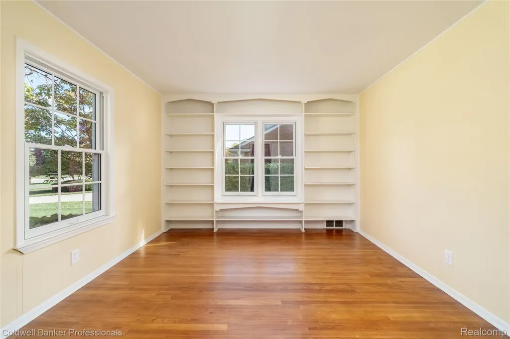 499 Sunningdale Drive Grosse Pointe Woods City MI 48236