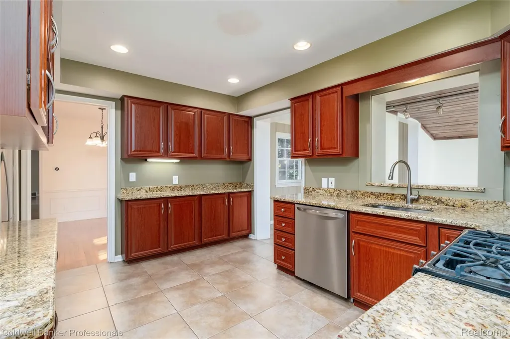 499 Sunningdale Drive Grosse Pointe Woods City MI 48236