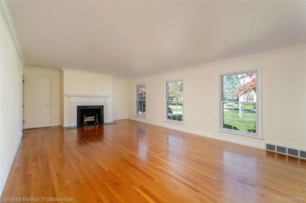 499 Sunningdale Drive Grosse Pointe Woods City MI 48236