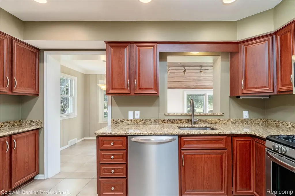 499 Sunningdale Drive Grosse Pointe Woods City MI 48236