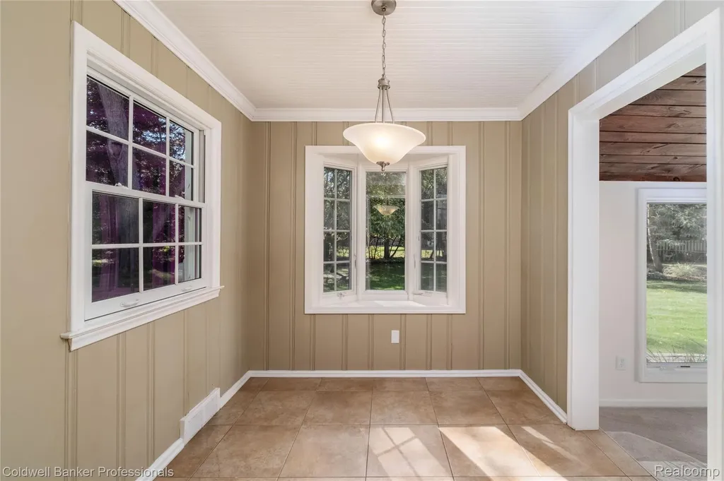 499 Sunningdale Drive Grosse Pointe Woods City MI 48236