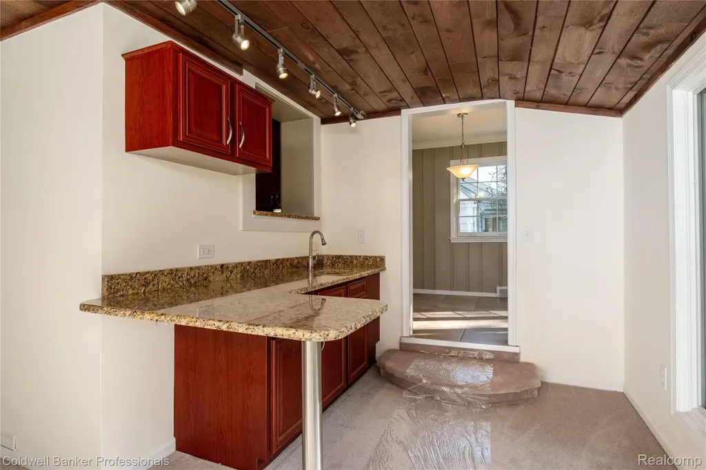 499 Sunningdale Drive Grosse Pointe Woods City MI 48236