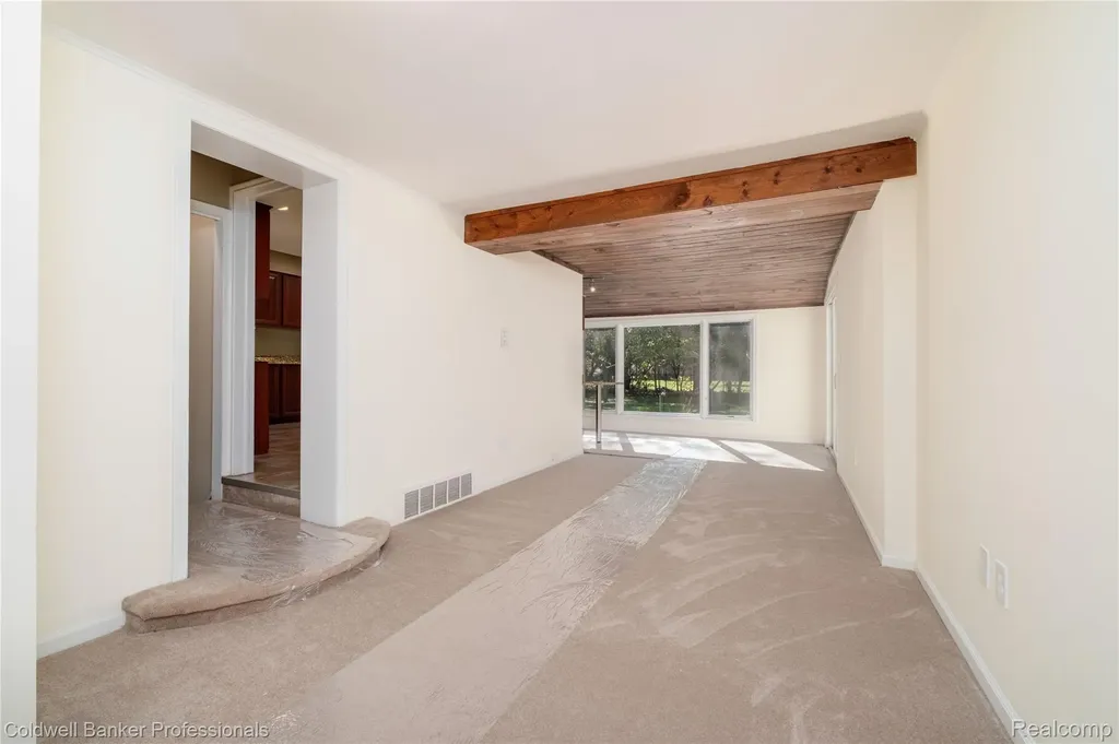 499 Sunningdale Drive Grosse Pointe Woods City MI 48236