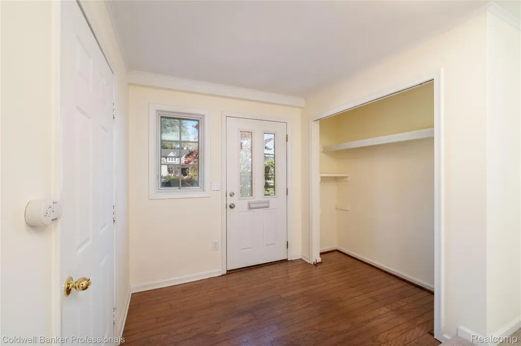 499 Sunningdale Drive Grosse Pointe Woods City MI 48236