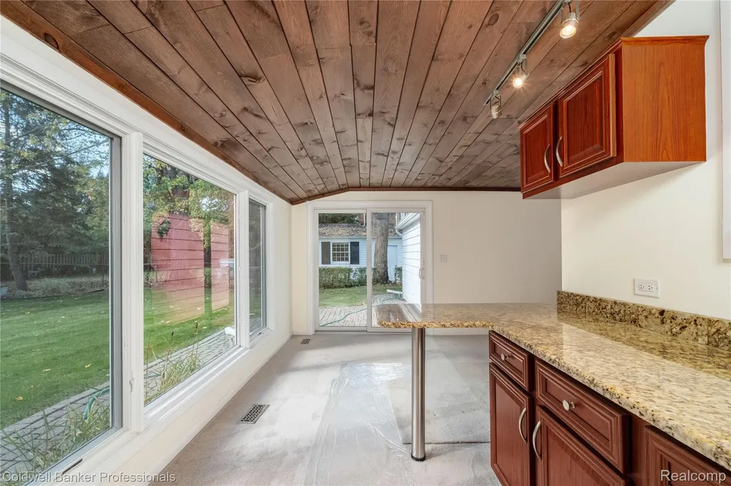 499 Sunningdale Drive Grosse Pointe Woods City MI 48236