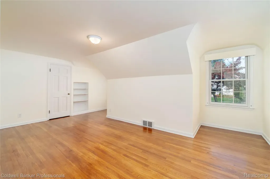 499 Sunningdale Drive Grosse Pointe Woods City MI 48236