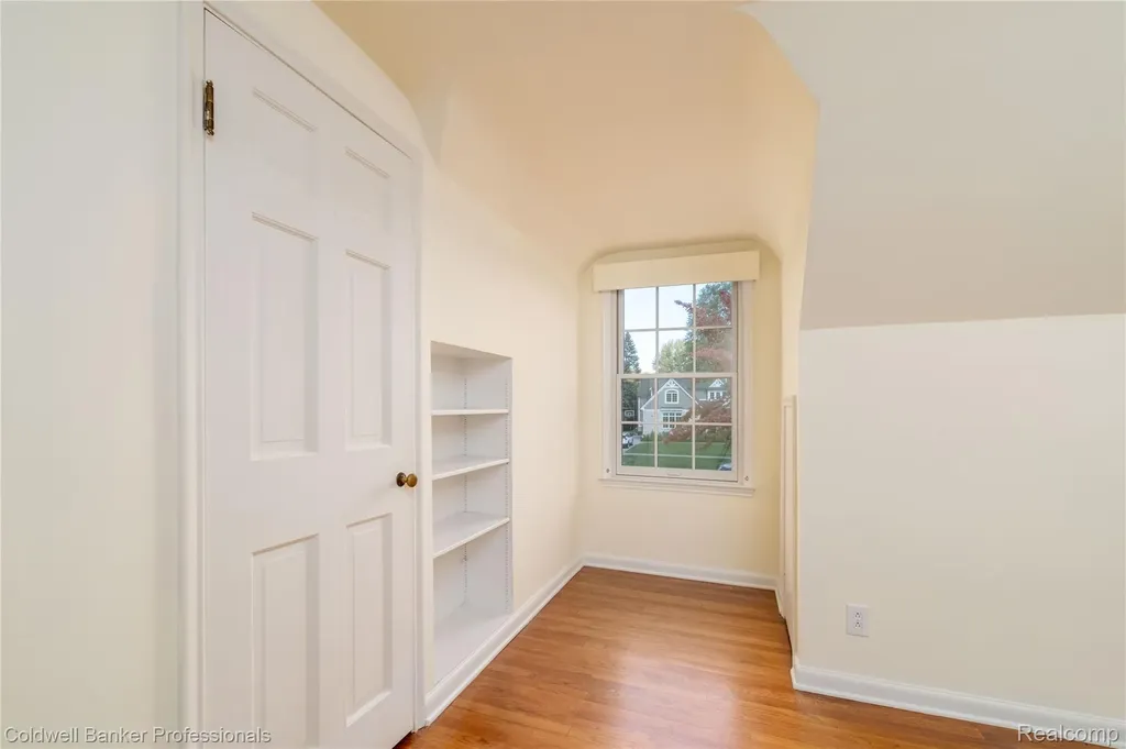 499 Sunningdale Drive Grosse Pointe Woods City MI 48236