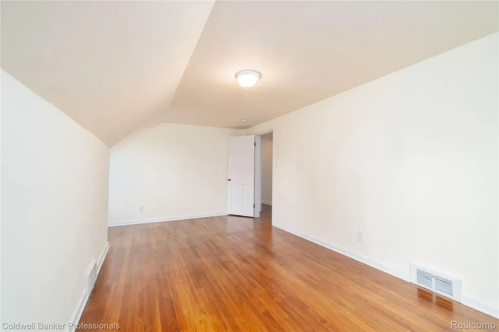 499 Sunningdale Drive Grosse Pointe Woods City MI 48236