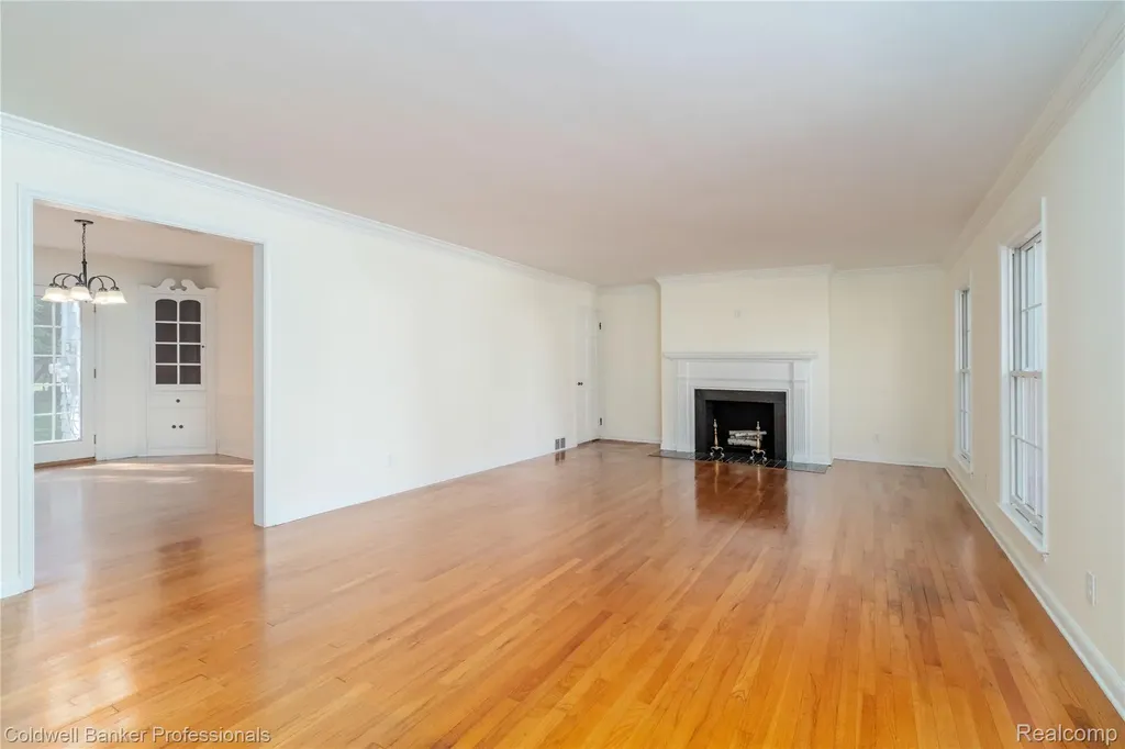 499 Sunningdale Drive Grosse Pointe Woods City MI 48236