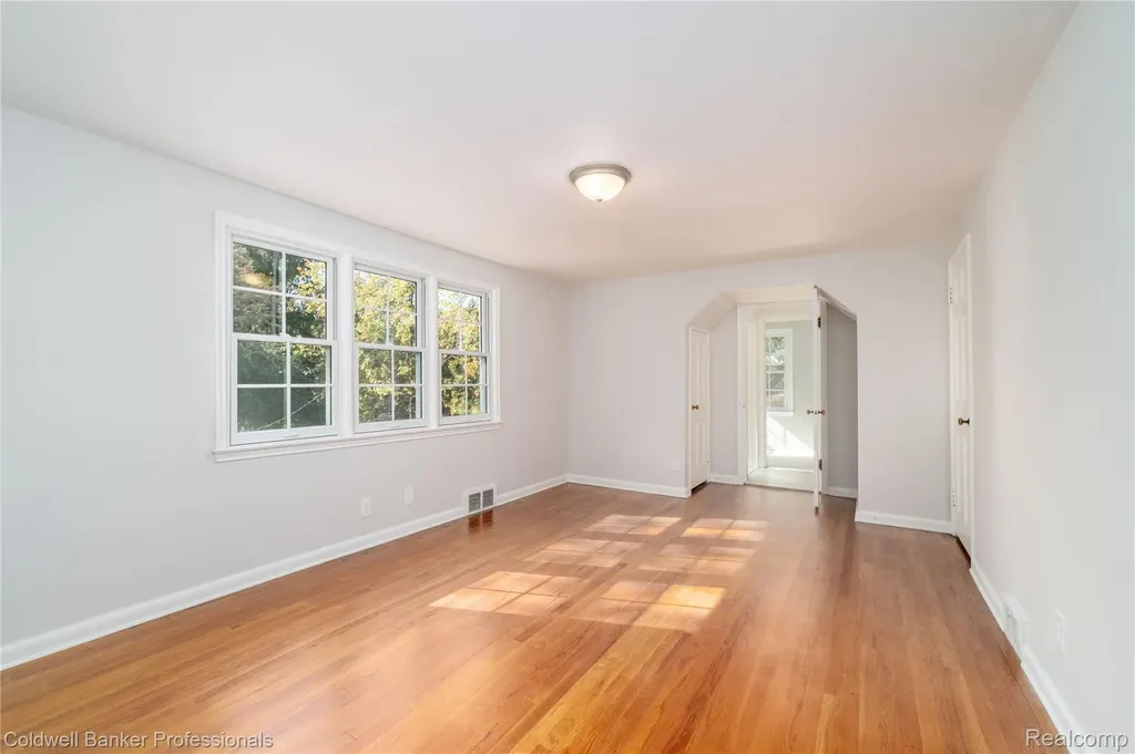 499 Sunningdale Drive Grosse Pointe Woods City MI 48236