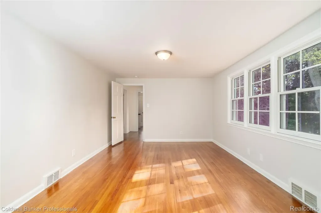 499 Sunningdale Drive Grosse Pointe Woods City MI 48236