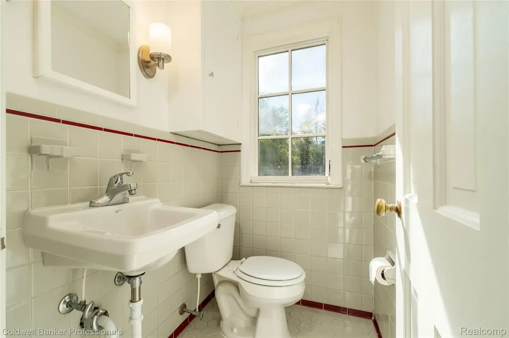 499 Sunningdale Drive Grosse Pointe Woods City MI 48236