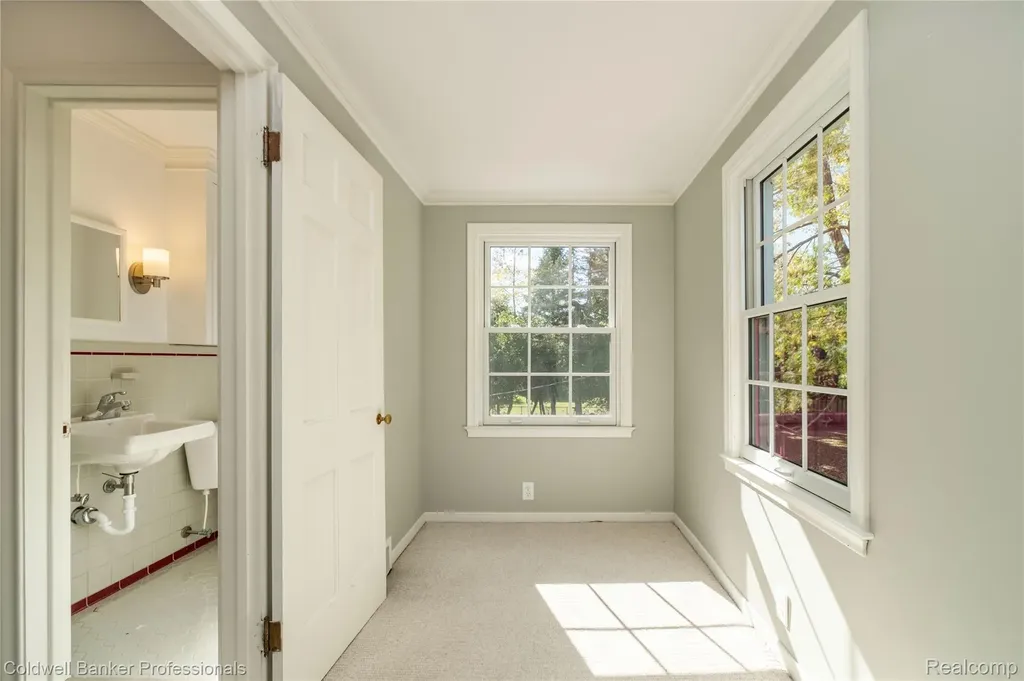 499 Sunningdale Drive Grosse Pointe Woods City MI 48236