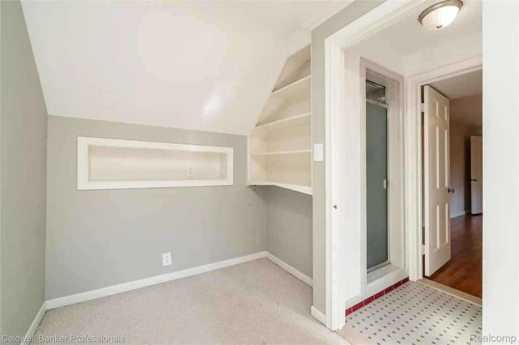 499 Sunningdale Drive Grosse Pointe Woods City MI 48236