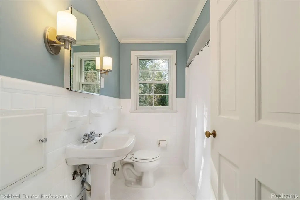 499 Sunningdale Drive Grosse Pointe Woods City MI 48236