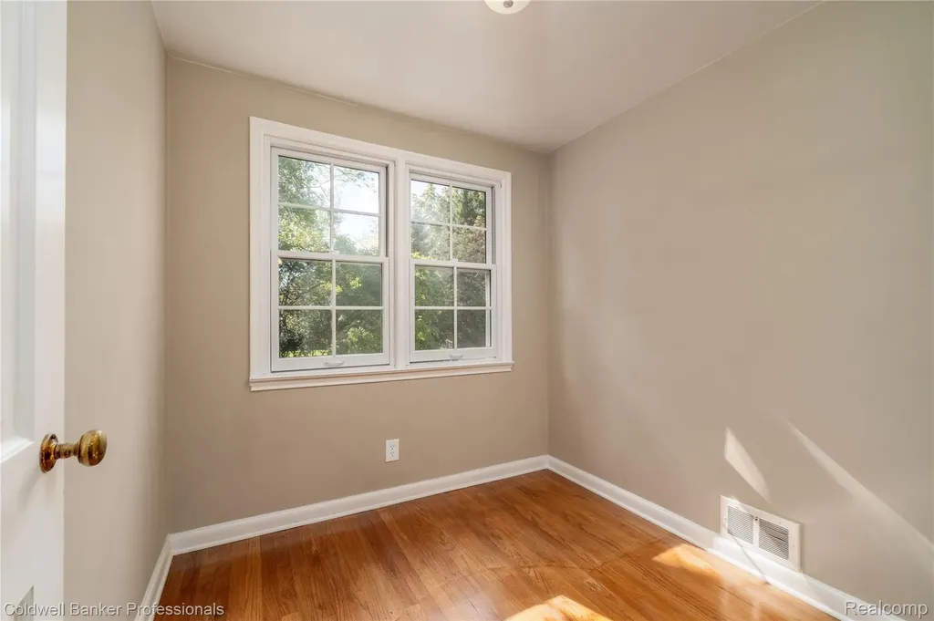 499 Sunningdale Drive Grosse Pointe Woods City MI 48236