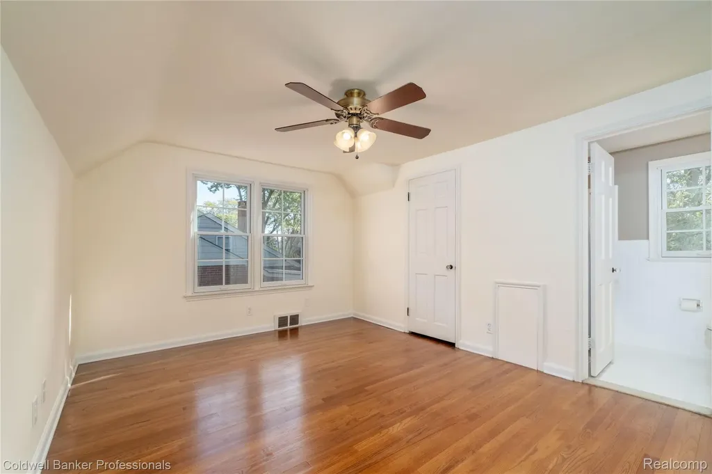 499 Sunningdale Drive Grosse Pointe Woods City MI 48236